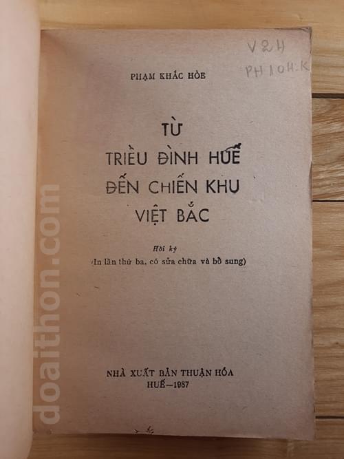 Sách Từ Triều đình Huế đến Chiến khu Việt Bắc - NXB Thuận Hóa 1987.