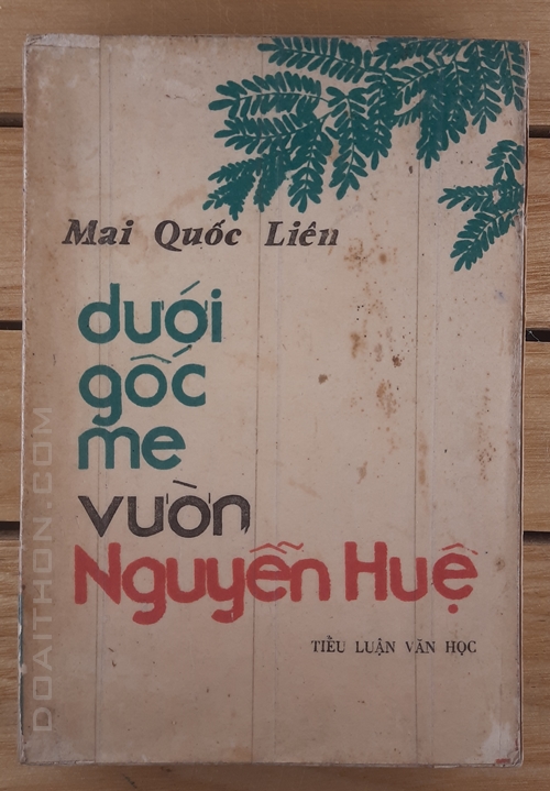 Dưới gốc me vườn Nguyễn Huệ 1