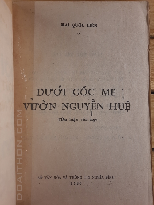 Dưới gốc me vườn Nguyễn Huệ 2